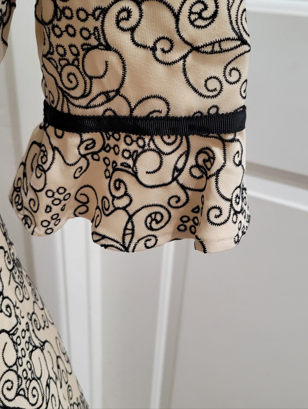 Tocca Silk/Wool Blend Cream & Black Embroidered V-Neck Midi Dress | Size 6 - Picture 6 of 10